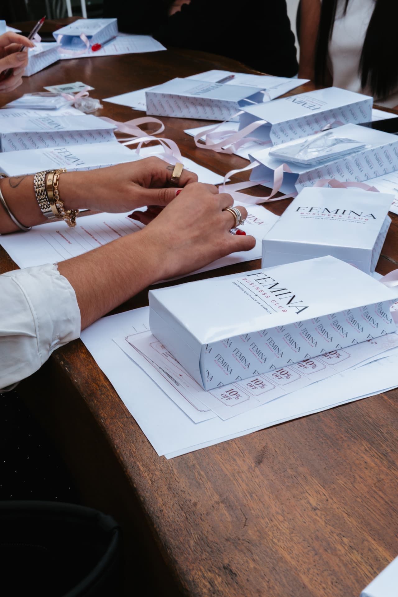 Preparação de welcome kits e vouchers do Femina Business Club para ativações de marca